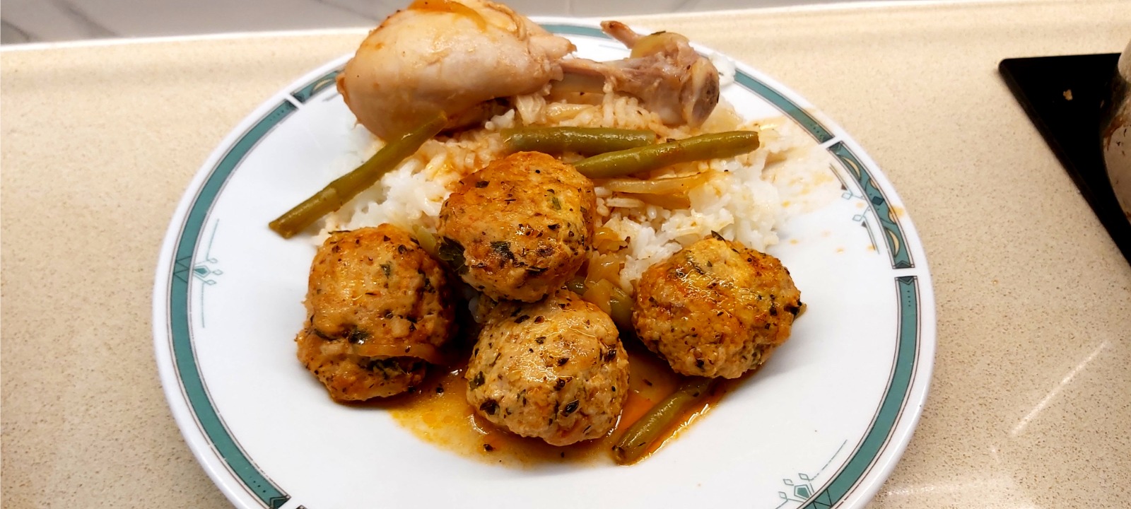 קציצות עוף ברוטב עגבניות ושוקיים עוף