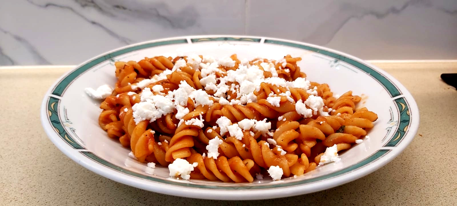 פסטה ברוטב עגבניות עם נענע וגבינה מלוחה