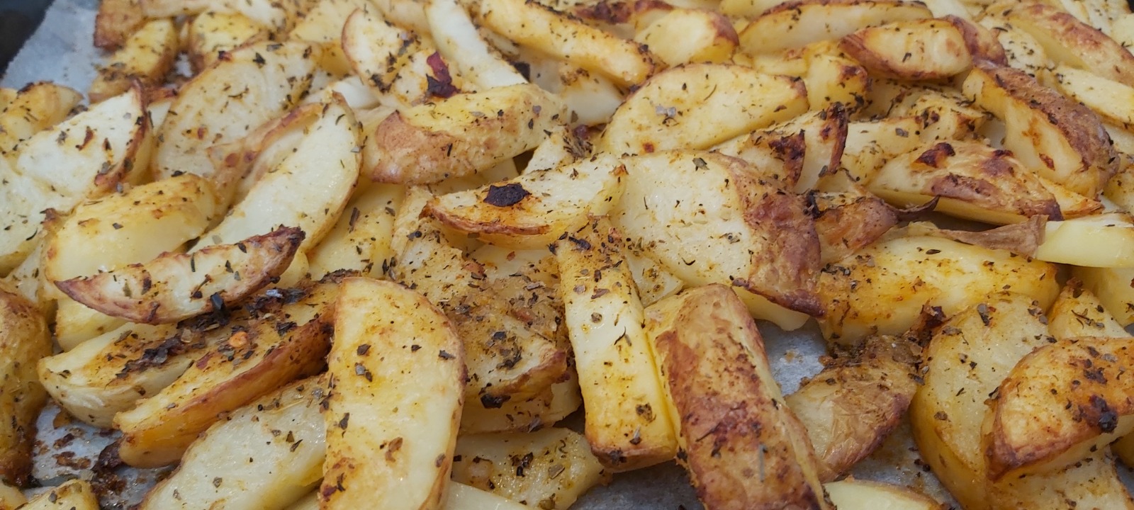 תפוחי אדמה בתנור צ'יפס אפוי ומתובל